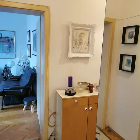 Проживание в семье In Shared Artist's *